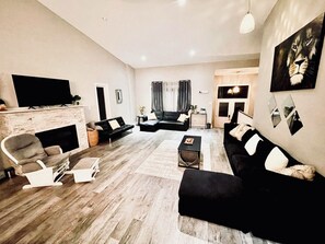 Smart TV, fireplace - Spacious 6-bdrm luxury, modern house with lake view in cottage country, Ontario (Victoria Harbour)