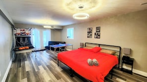 6 bedrooms, iron/ironing board, travel crib, WiFi - Spacious 6-bdrm luxury, modern house with lake view in cottage country, Ontario (Victoria Harbour)