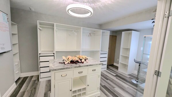 Interior - Spacious 6-bdrm luxury, modern house with lake view in cottage country, Ontario (Victoria Harbour)