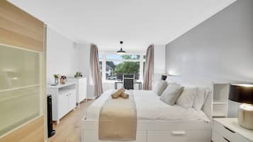 5 bedrooms, desk, iron/ironing board, WiFi