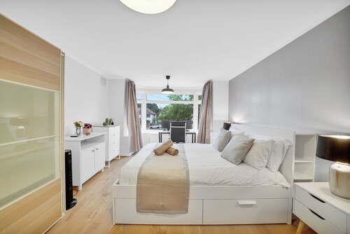 Luxurious 5 BED | 10 mins from Wembley | 4 Bath | Gym | Jacuzzi