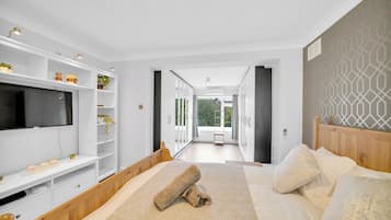 5 bedrooms, desk, iron/ironing board, WiFi