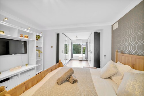 Luxurious 5 BED | 10 mins from Wembley | 4 Bath | Gym | Jacuzzi