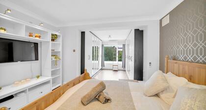 Luxurious 5 BED | 10 mins from Wembley | 4 Bath | Gym | Jacuzzi