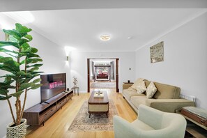 Smart TV, computer monitors - Luxurious 5 BED | 10 mins from Wembley | 4 Bath | Gym | Jacuzzi (Harrow)