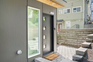 Exterior detail - Travelers Dream-Steps to Space Needle- Shared Backyard (Seattle)