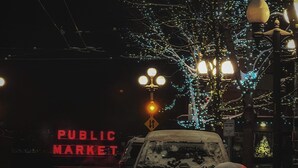 A public market sign, a snow-covered street, and a tree with blue lights. - Travelers Dream-Steps to Space Needle- Shared Backyard (Seattle)
