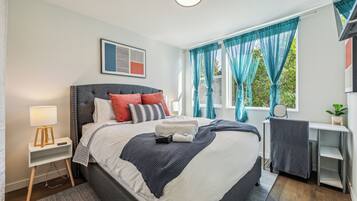 2 makuuhuonetta, työpöytä, silitysrauta/-lauta, ilmainen Wi-Fi