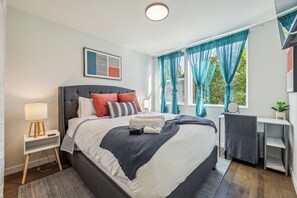 2 bedrooms, desk, iron/ironing board, free WiFi - Travelers Dream-Steps to Space Needle- Shared Backyard (Seattle)