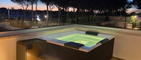 Outdoor spa tub