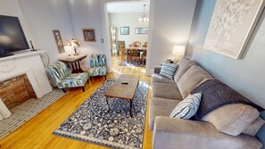 Téléviseur connecté, foyer, lecteur de DVD, livres