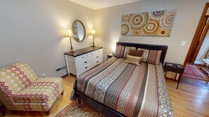 4 bedrooms, desk, iron/ironing board, WiFi