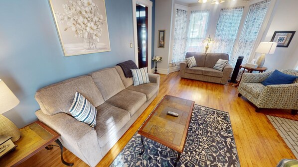 Téléviseur connecté, foyer, lecteur de DVD, livres