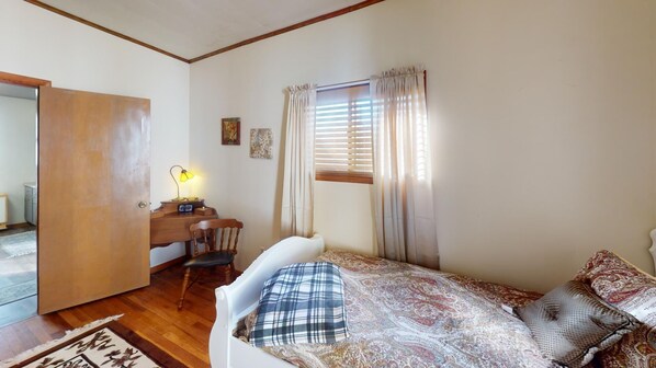 4 bedrooms, desk, iron/ironing board, WiFi