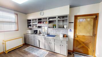 冰箱、微波炉、烤箱、炉灶