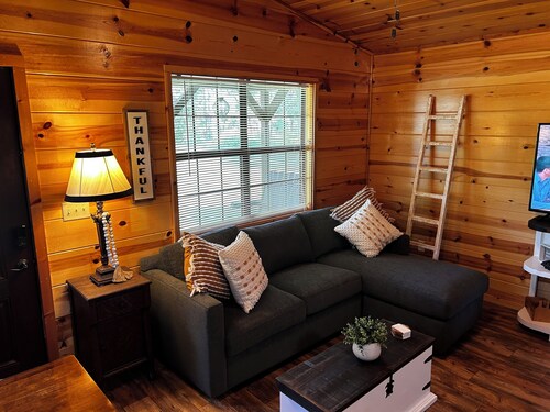 Fox Run Cabin with WiFi right on 130 mile Hike-Bike and Equestrian trail.