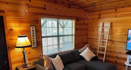 Fox Run Cabin with WiFi right on 130 mile Hike-Bike and Equestrian trail.