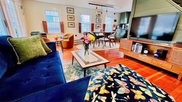 Smart-TV, Kamin, Bücher, Musikbibliothek