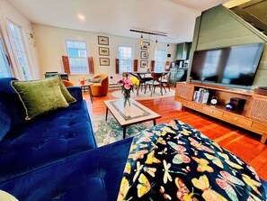 Smart-TV, Kamin, Bücher, Musikbibliothek