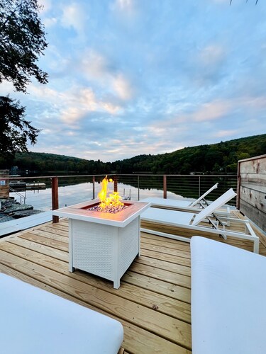 Lakefront! Hot Tub-Sauna-Cold Tubs-SUPs-Bikes-Canoe-Kayak-Sundeck-Firepit-Dock!