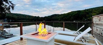 Lakefront! Hot Tub-Sauna-Cold Tubs-SUPs-Bikes-Canoe-Kayak-Sundeck-Firepit-Dock!