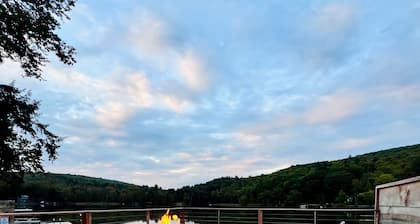 Lakefront! Hot Tub-Sauna-Cold Tubs-SUPs-Bikes-Canoe-Kayak-Sundeck-Firepit-Dock!