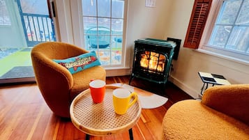 Smart-TV, Kamin, Bücher, Musikbibliothek