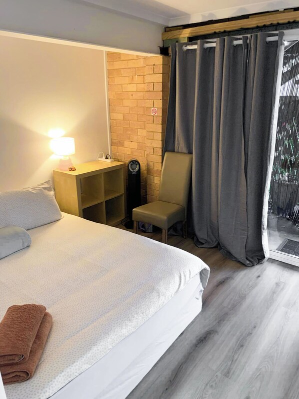 Standard Double Room | Free WiFi - Sunshine Rooms (Maroochydore)