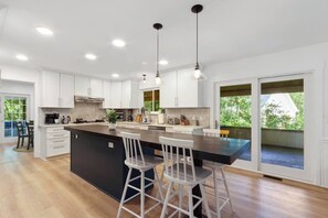 冷蔵庫、電子レンジ、オーブン、コンロ