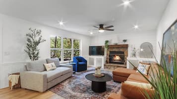 Smart-TV, Kamin, Tischtennisplatte, Bücher