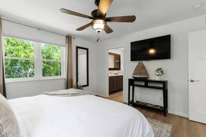 4 室のベッドルーム、デスク、旅行用ベビーベッド、WiFi (無料)