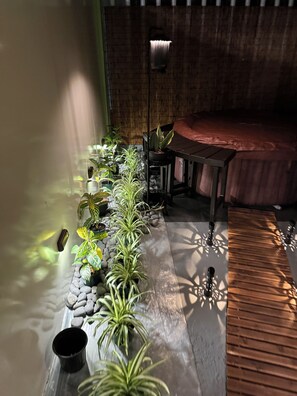 Bañera de hidromasaje cubierta