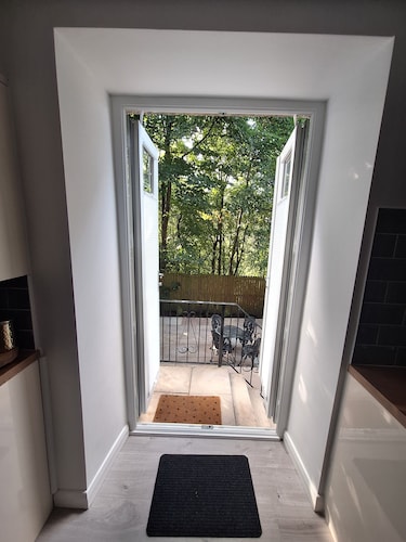 Two Bedroom Cottage with Stone Garden Patio - Free Parking - Pets Welcome