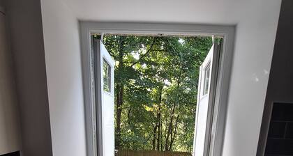 Two Bedroom Cottage with Stone Garden Patio - Free Parking - Pets Welcome