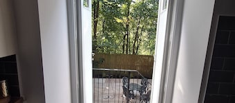 Two Bedroom Cottage with Stone Garden Patio - Free Parking - Pets Welcome