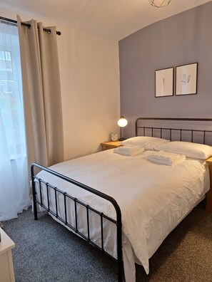 2 habitaciones, tabla de planchar con plancha, wifi y ropa de cama 