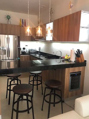Réfrigérateur, micro-ondes, plaque de cuisson, cafetière/bouilloire
