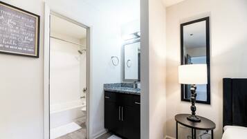 Haartrockner, Handtücher, Seife, Toilettenpapier