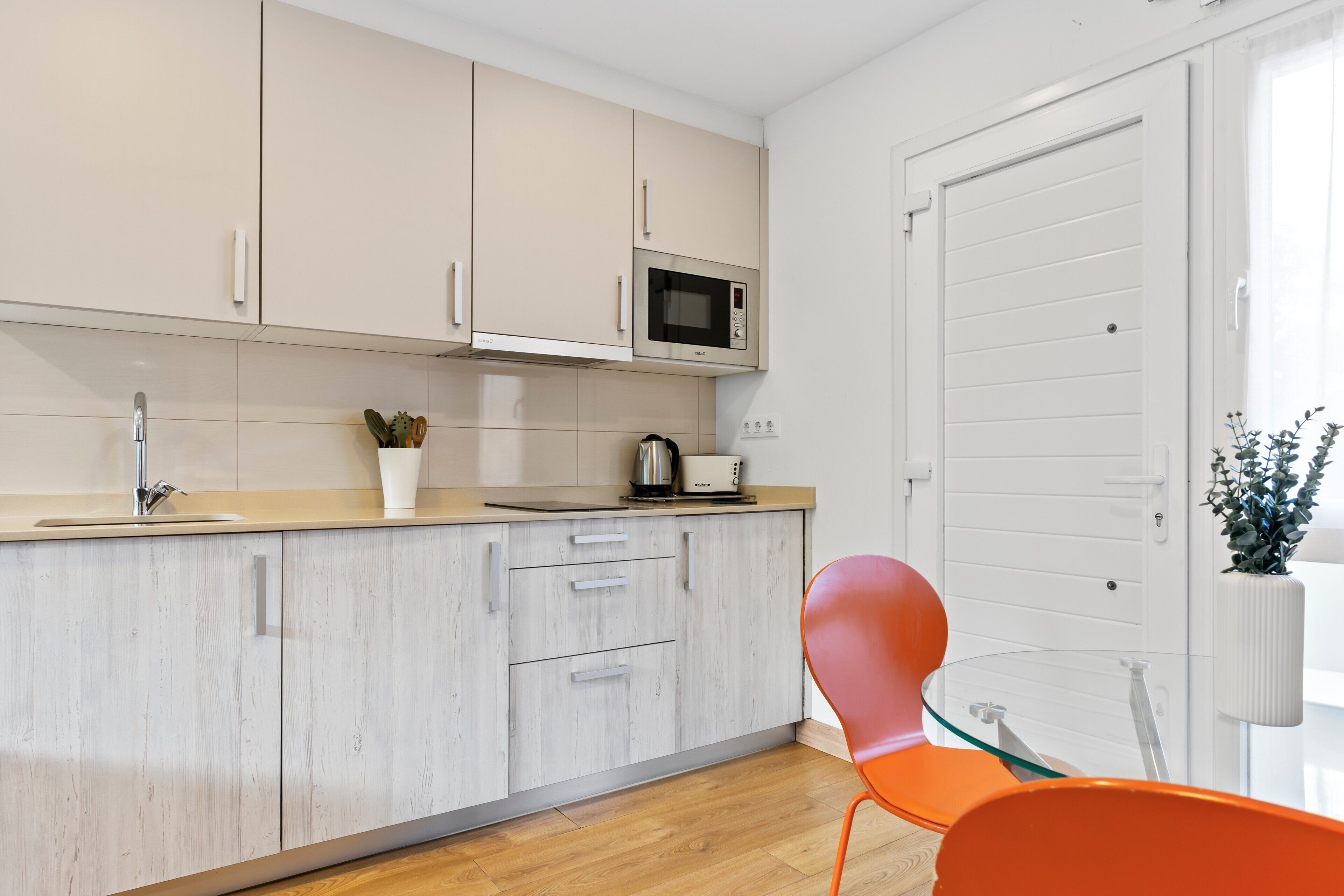 Frigorífico, microondas, placa de cocina y cafetera o tetera