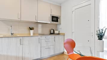Frigorífico, microondas, placa de cocina y cafetera o tetera