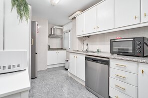 Refrigerador, microondas, horno y parrilla de estufa