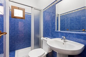 Shower, hair dryer, towels - Country House 'Casa Rural Salrima' with Mountain View, Wi-Fi and Air Conditioning (Alora)