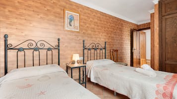 8 bedrooms, free WiFi, bed sheets