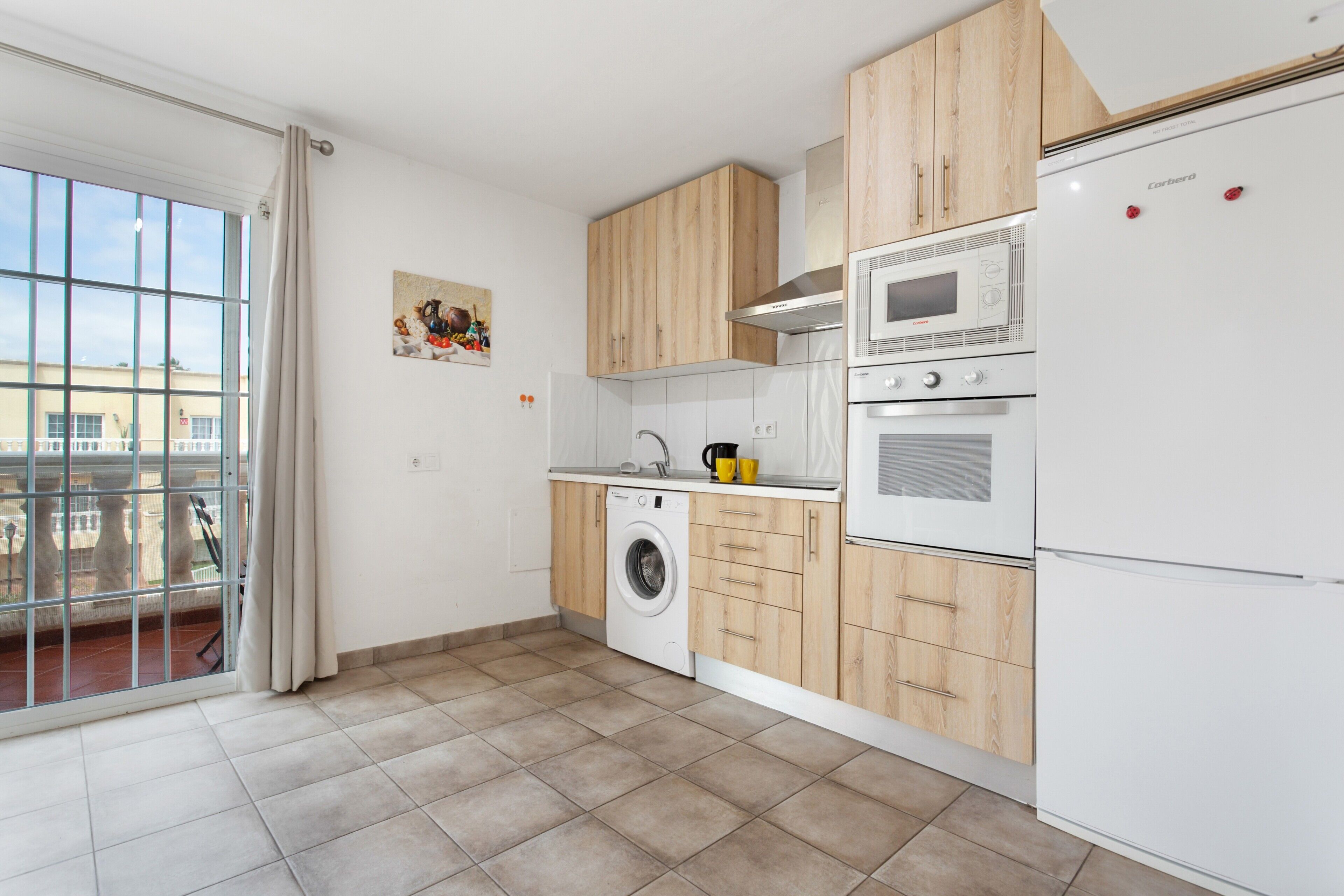 Kylskåp, mikrovågsugn, ugn och spishäll