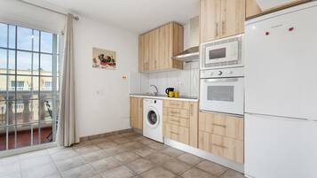 KylskÄp, mikrovÄgsugn, ugn och spishÀll