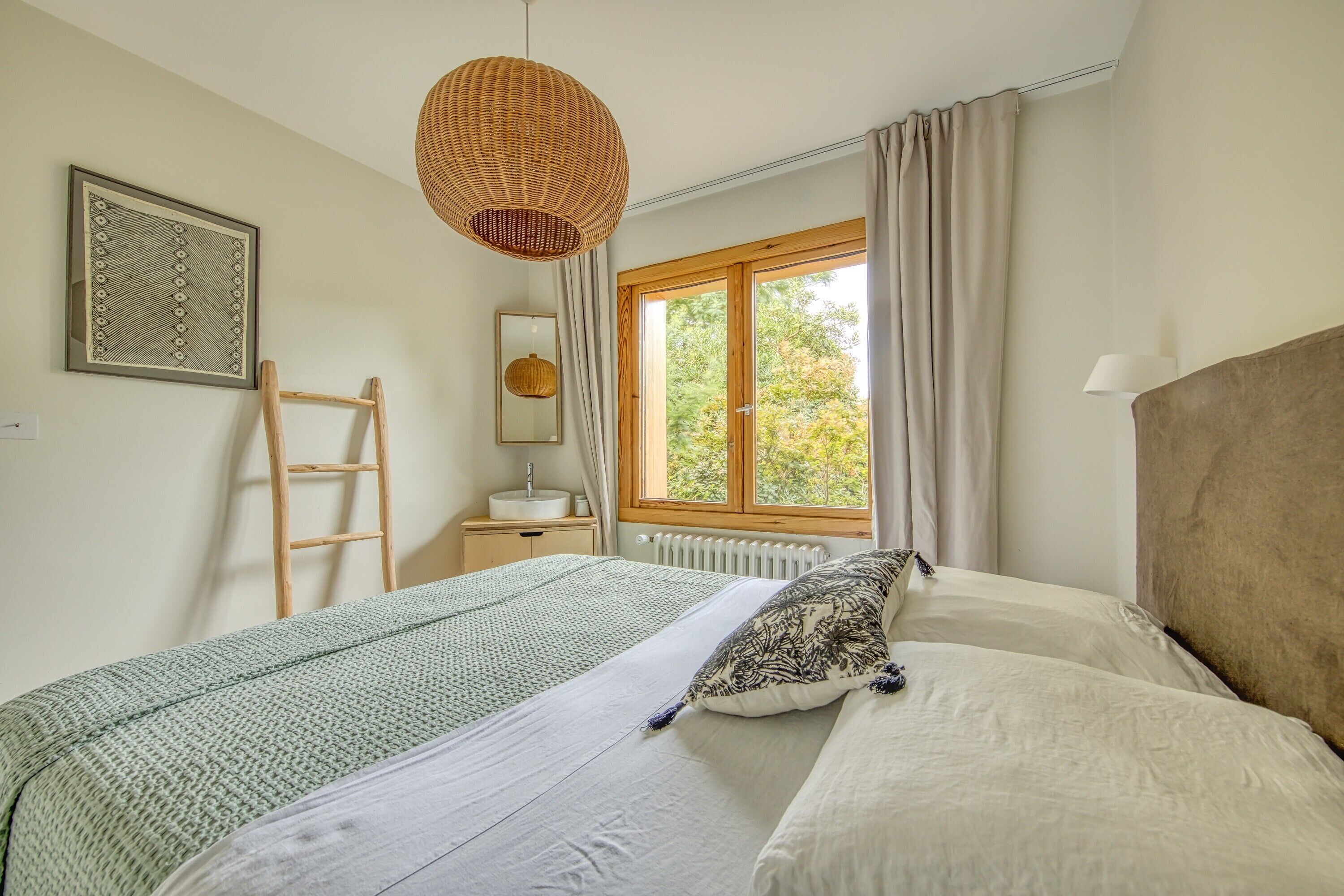 4 bedrooms, iron/ironing board, free WiFi, bed sheets