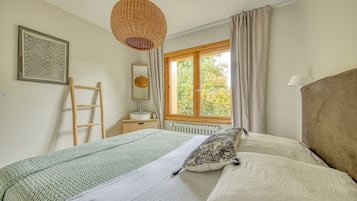 4 bedrooms, iron/ironing board, free WiFi, bed sheets