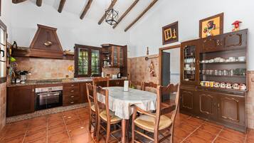 Frigorífic, microones, forn i placa de cuina