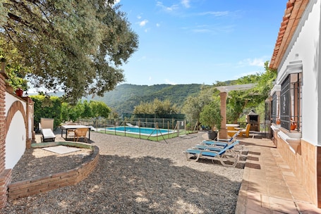 Outdoor dining. Holiday Home 'Finca Rural Mazuqueto' with Mountain View, Private Pool and Wi-Fi