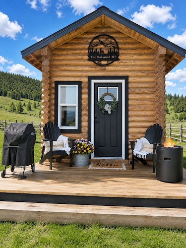 Cabin Retreat, Loft King Bed, WI-FI, Large Screen TV, Fire Pit, BBQ